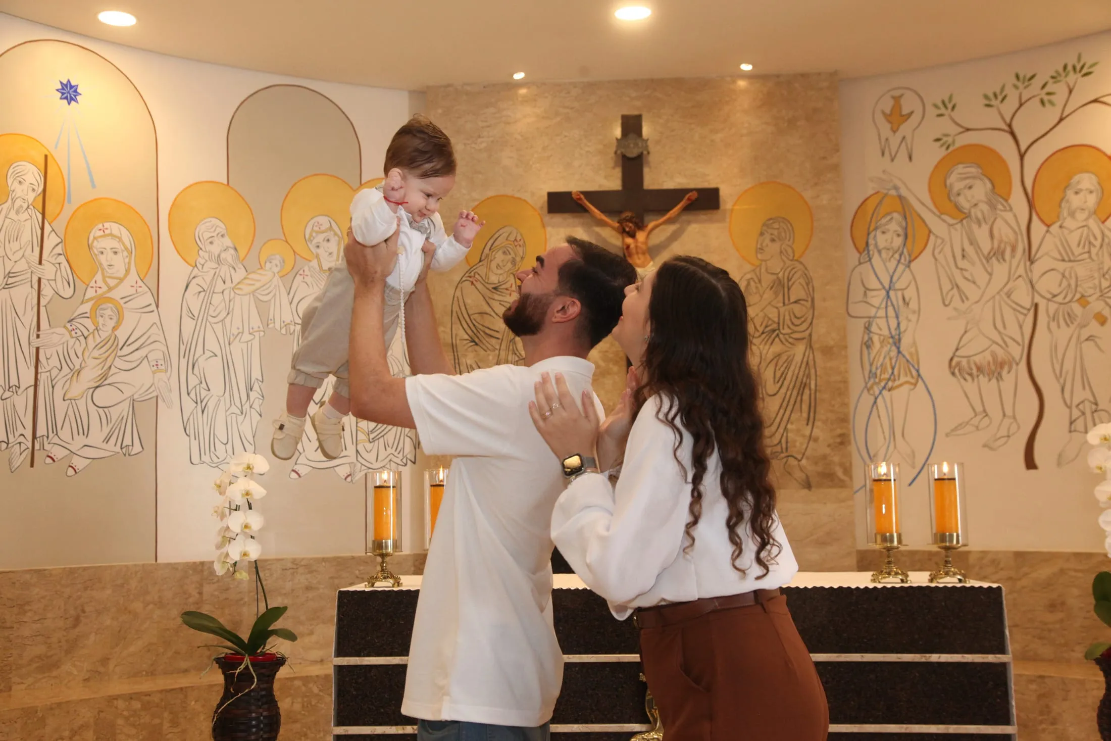 Fotografia de batizado em Piracicaba — família e bebê diante do altar